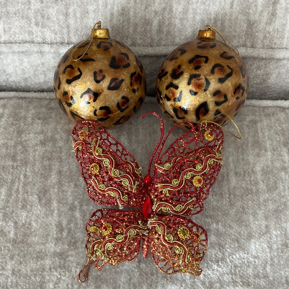 Xmas ornaments 2 leopard balls and a butterfly with attachable clip used once - Picture 1 of 3